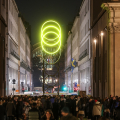 Inaugurata in piazza San Carlo Bouncing the Ball, la nuova Luce d’Artista ispirata al tennis