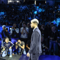 Carlos Alcaraz, premiato in campo come numero 1 del ranking ATP