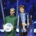 Sinner trionfa alle Finals di Torino: superato Alcaraz 7-6, 7-5 nella finale più attesa