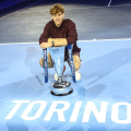 Sinner trionfa alle Finals di Torino: superato Alcaraz 7-6, 7-5 nella finale più attesa