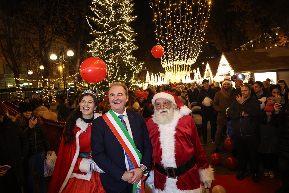 Inaugurato il Villaggio di Natale in piazza Solferino