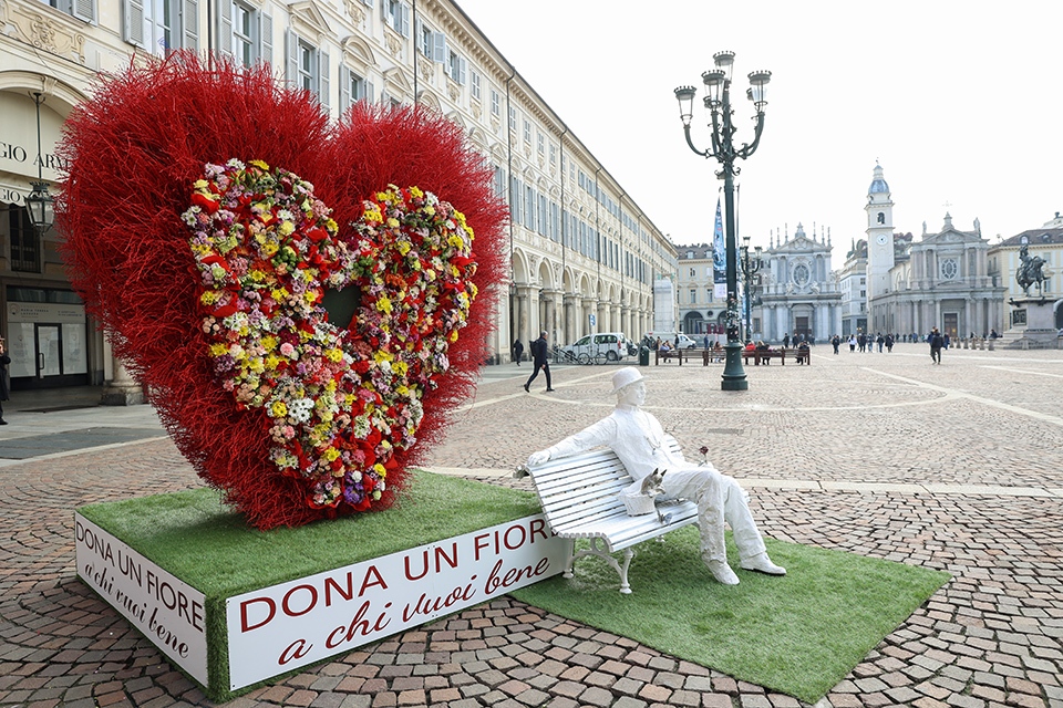 Torino celebra l’amore con il Cuore di Fiori in piazza San Carlo