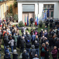Un momento della cerimonia di scoprimento di una targa dedicata a Gipo Farassino
