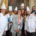 L'assessora Carlotta Salerno posa con un gruppo di cuochi presenti all'incontro del 25 settembre