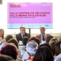 Terra Madre Salone del Gusto 2026 – L’incontro dedicato ai cuochi delle mense scolastiche comunali nella Sala Codici del Museo Nazionale del Risorgimento.
